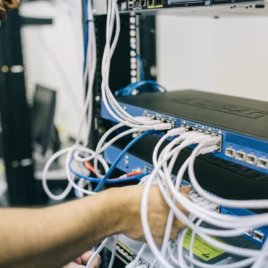 A importância da qualidade das ferragens na infraestrutura de telecom